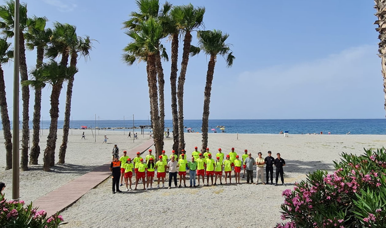 Ya está operativo el dispositivo de seguridad de playas en Almuñécar y La Herradura formado por 36 personas.